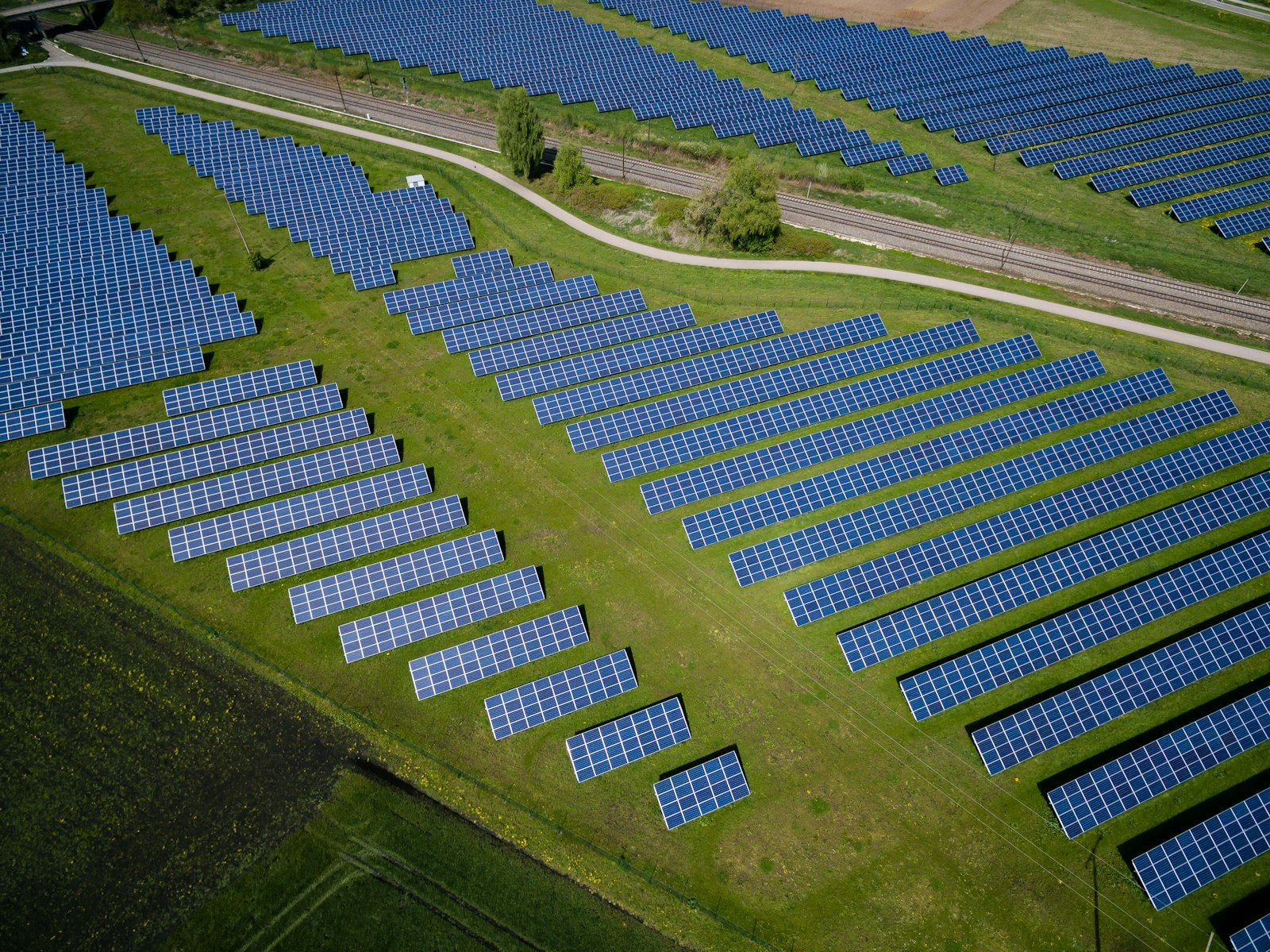High-efficiency solar photovoltaic panels used in fully funded distributed energy projects